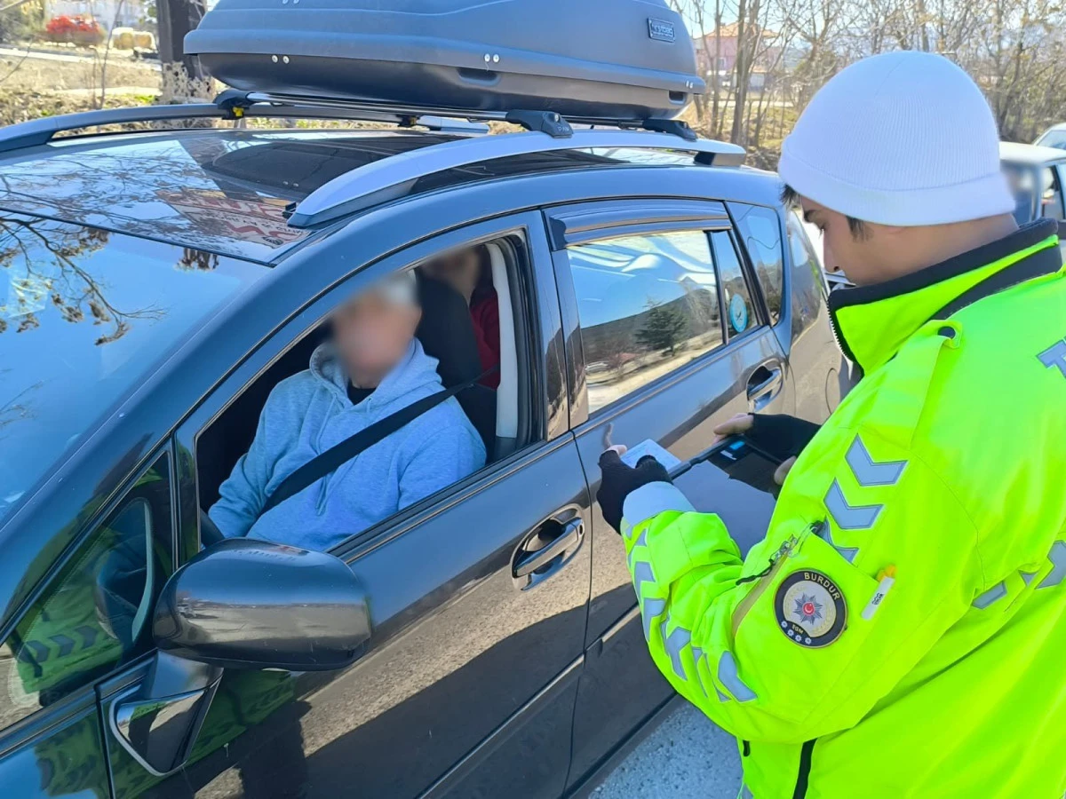Burdur&rsquo;da emniyet kemeri denetimi: 119 s&uuml;r&uuml;c&uuml;ye ceza, 61 ara&ccedil; trafikten men edildi