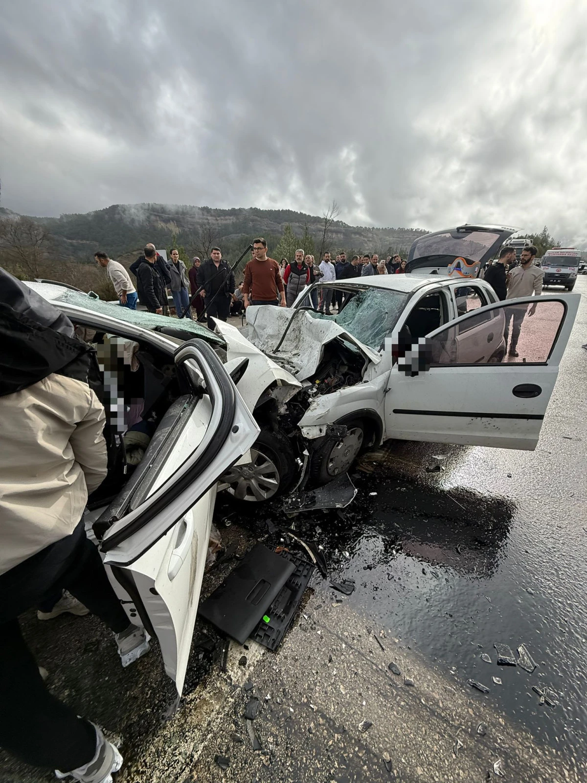 Burdur'da iki otomobil kafa kafaya &ccedil;arpıştı; 7 &ouml;l&uuml;, 5 yaralı