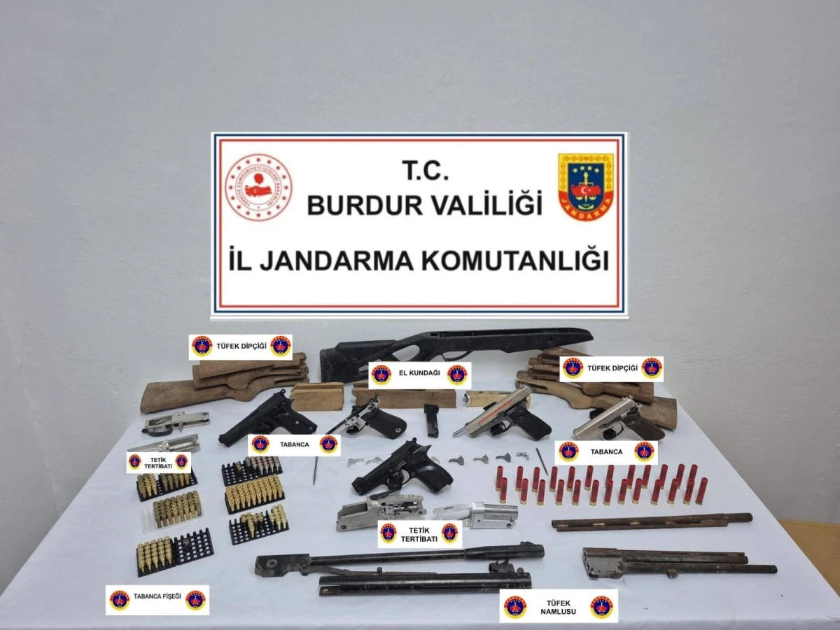 Burdur’da Kaçakçılık ve Organize Suçlarla Mücadelede Operasyon: Çok Sayıda Silah ve Tarihi Eser Ele Geçirildi