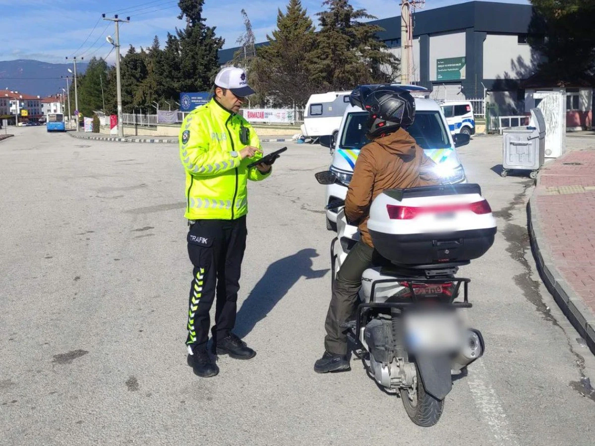BURDUR&rsquo;DA MOTOSİKLET VE TOPLU TAŞIMAYA SIKI TAKİP: 2 ARA&Ccedil; TRAFİKTEN MEN EDİLDİ