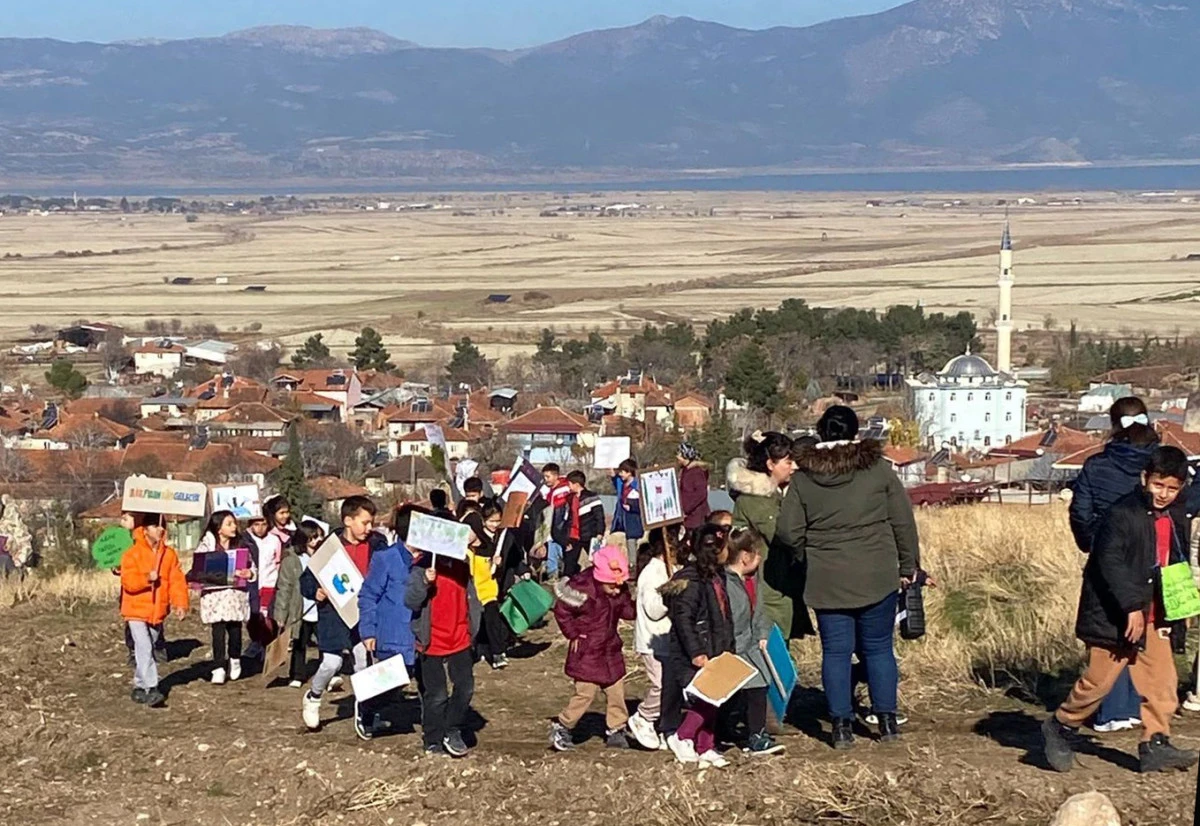 Burdur'da &ouml;ğrenciler fidan dikti