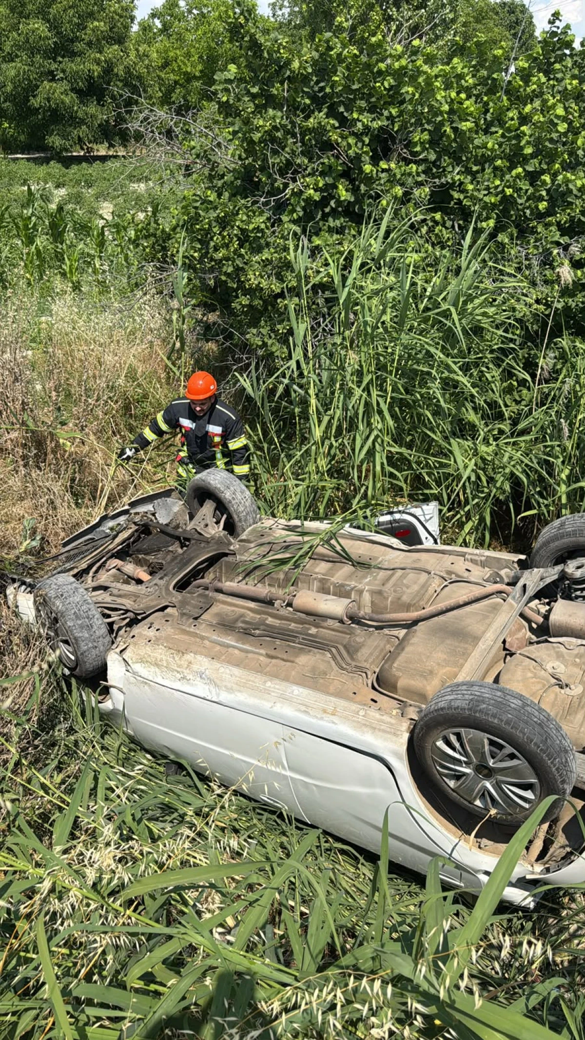 BURDUR&rsquo;DA OTOMOBİL TARLAYA U&Ccedil;TU: 2 YARALI
