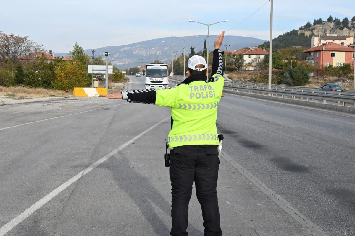  Burdur&rsquo;da sıkı trafik denetimi: 10 g&uuml;nde 230 ara&ccedil; trafikten men edildi