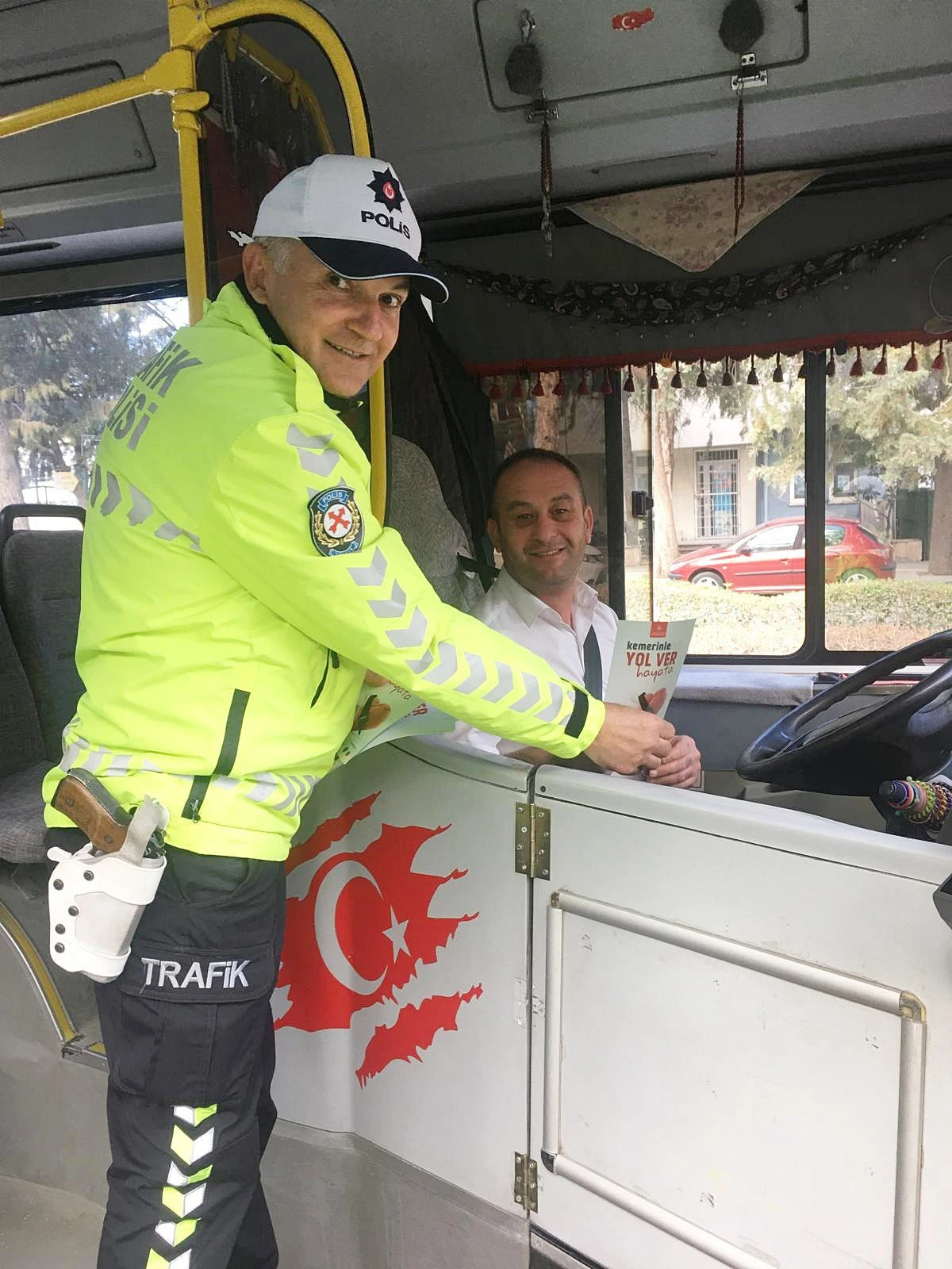 BURDUR&rsquo;DA S&Uuml;R&Uuml;C&Uuml;LERE "HAYAT" EĞİTİMİ: KASK VE KEMER VURGUSU