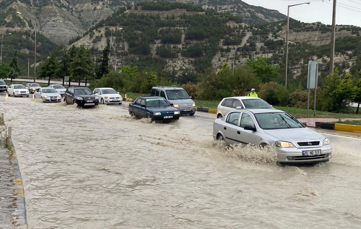 Burdur'da yağmur hayatı olumsuz etkiledi
