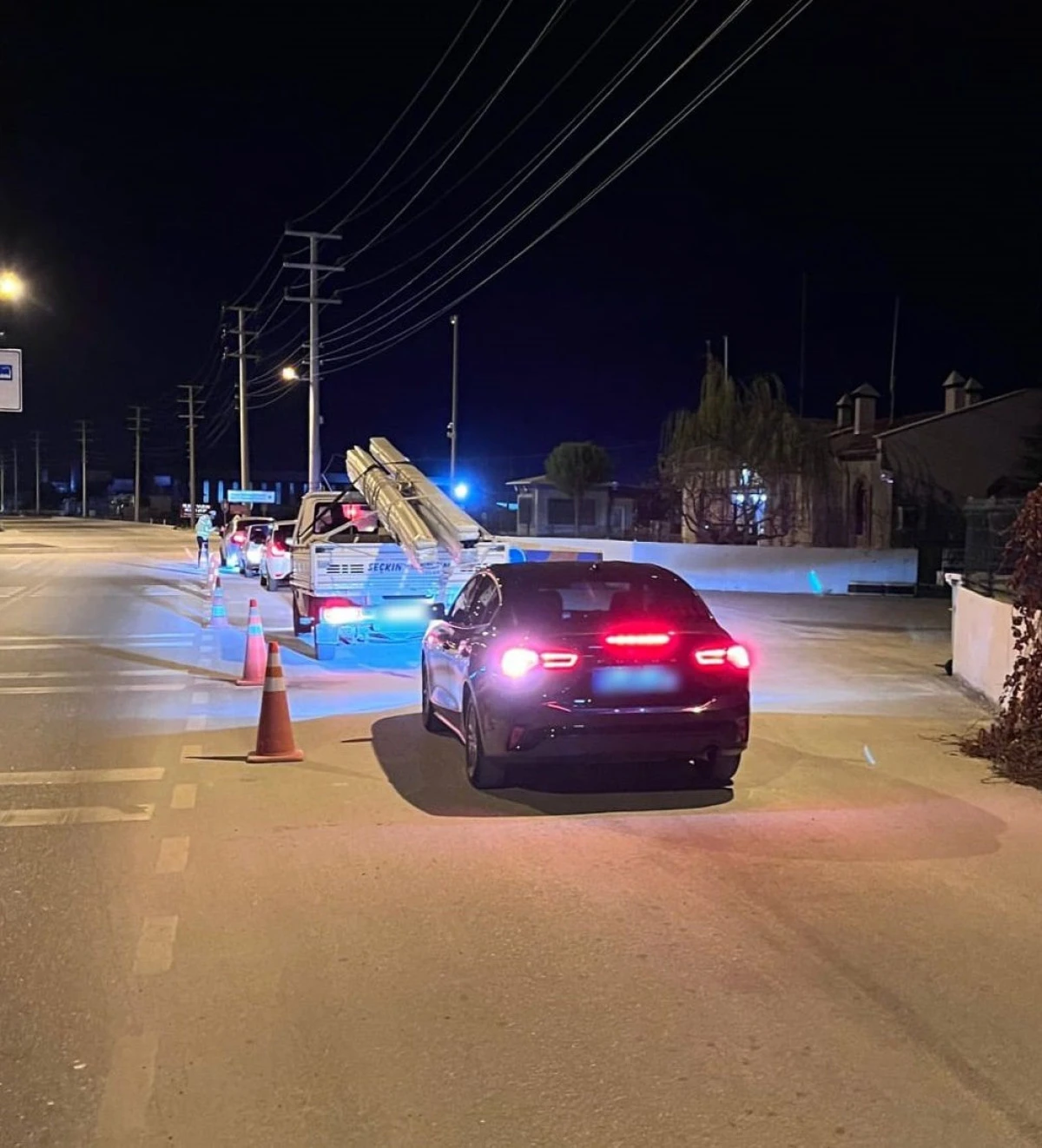 Burdur&rsquo;da Yol Kenarında Bekleme Yapan Ara&ccedil;lara Sıkı Denetim