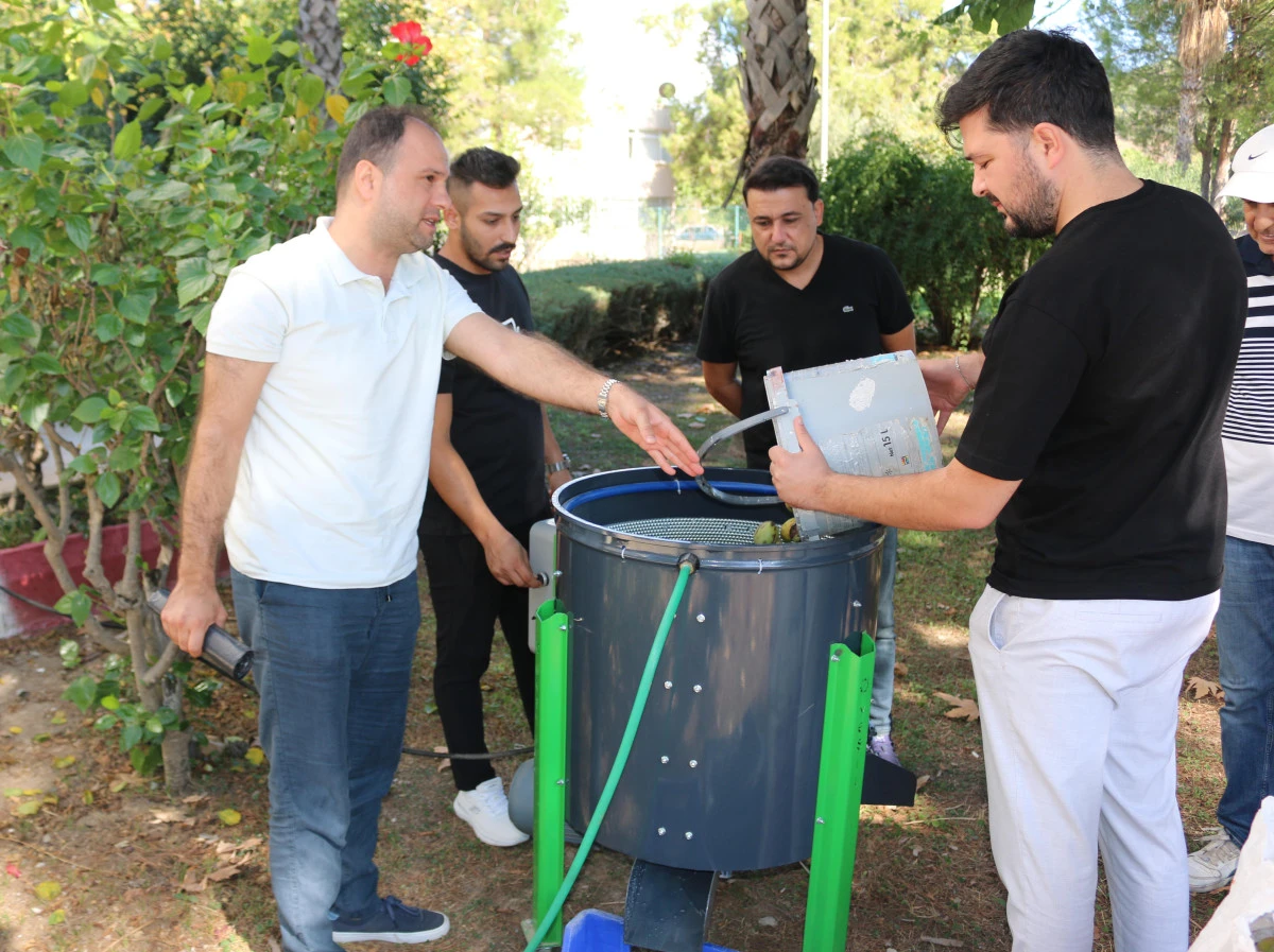 B&uuml;y&uuml;kşehir'den Kemerli &uuml;reticilere ceviz soyma makinesi desteği