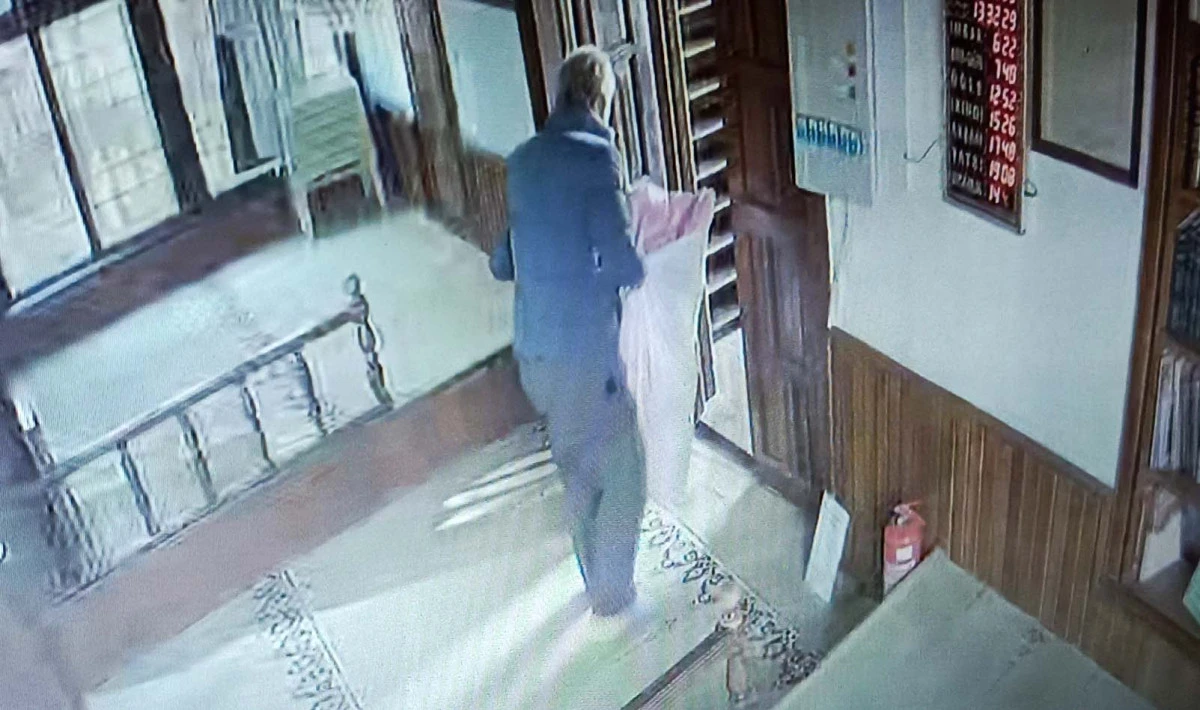 Camideki sadaka kutusunu çalan şüpheli kameraya yakalandı