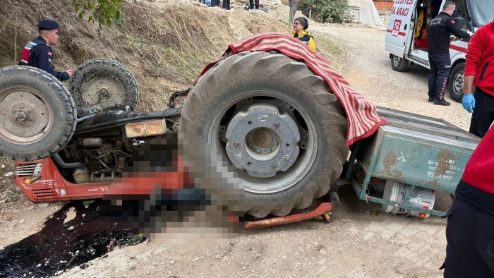 Çeltikçi’de devrilen traktörün altında kalan çiftçi hayatını kaybetti