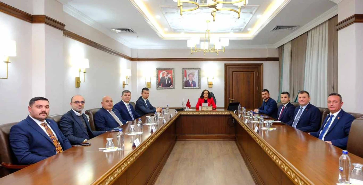 Cumhuriyet Meydanı ve &ccedil;evresine yapılacak projeler konuşuldu