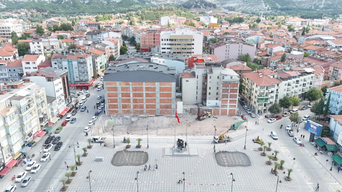 CUMHURİYET MEYDANI&rsquo;NDAKİ D&Ouml;N&Uuml;Ş&Uuml;MDE &Ouml;NEMLİ AŞAMA: ESKİ &Ouml;ZEL İDARE BİNASININ YIKIMI TAMAMLANDI