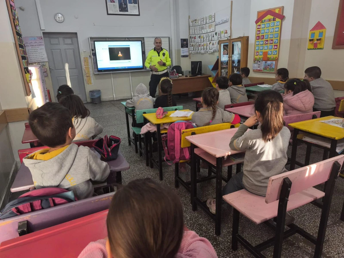 Dirmil Ortaokulu, Altınyayla Sakarya İlkokullarında &Ouml;ğrencilere Trafik Eğitimi