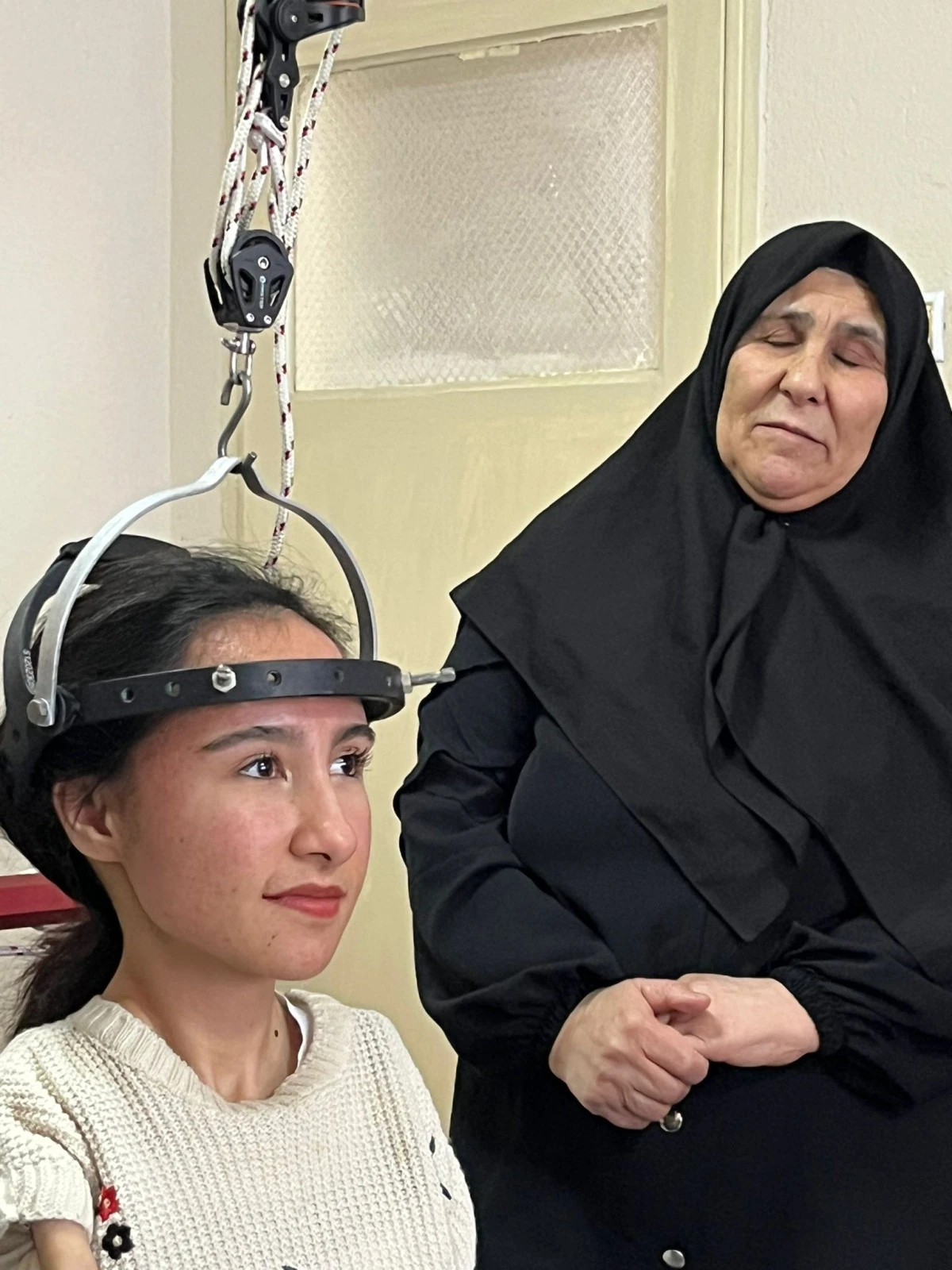 Doğuştan elleri gelişmeyen Kader, hayata ayakları ile tutunuyor