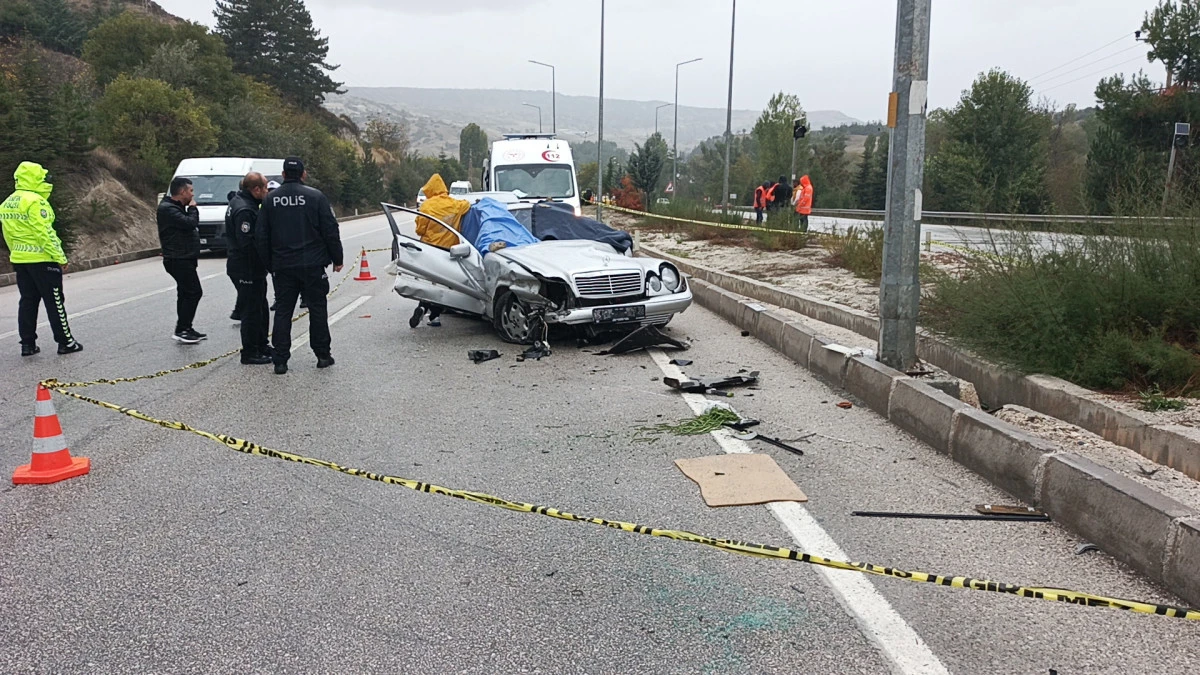 D&uuml;ğ&uuml;n yolunda kaza: 1 &ouml;l&uuml;, 4 yaralı