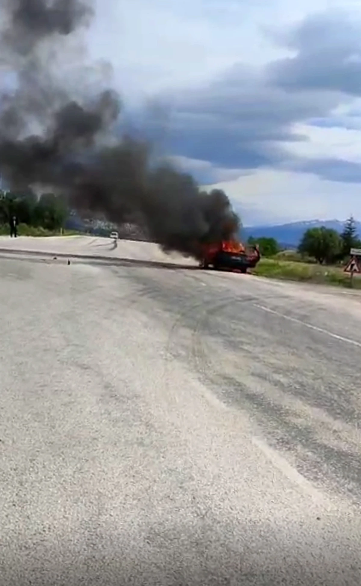 Dumanı fark edip otomobilinden &ccedil;ıktı