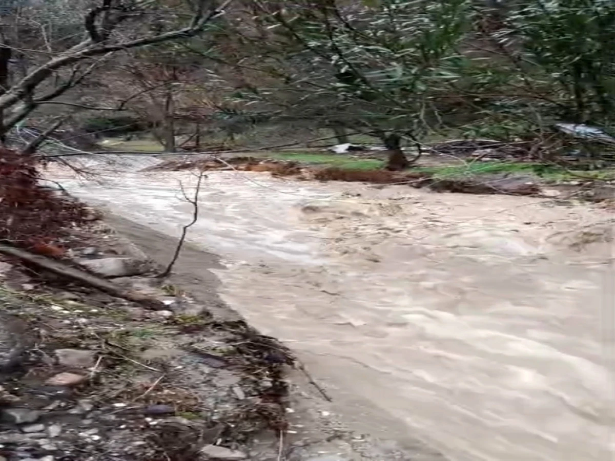 Eğirdir'de sağanak dereleri taşırdı