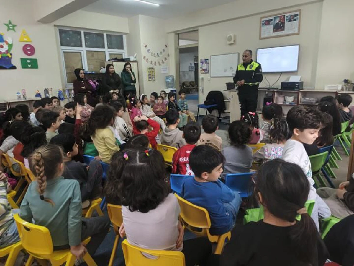 Emniyet'ten &Ouml;ğrencilere trafik dedektifliği eğitimi