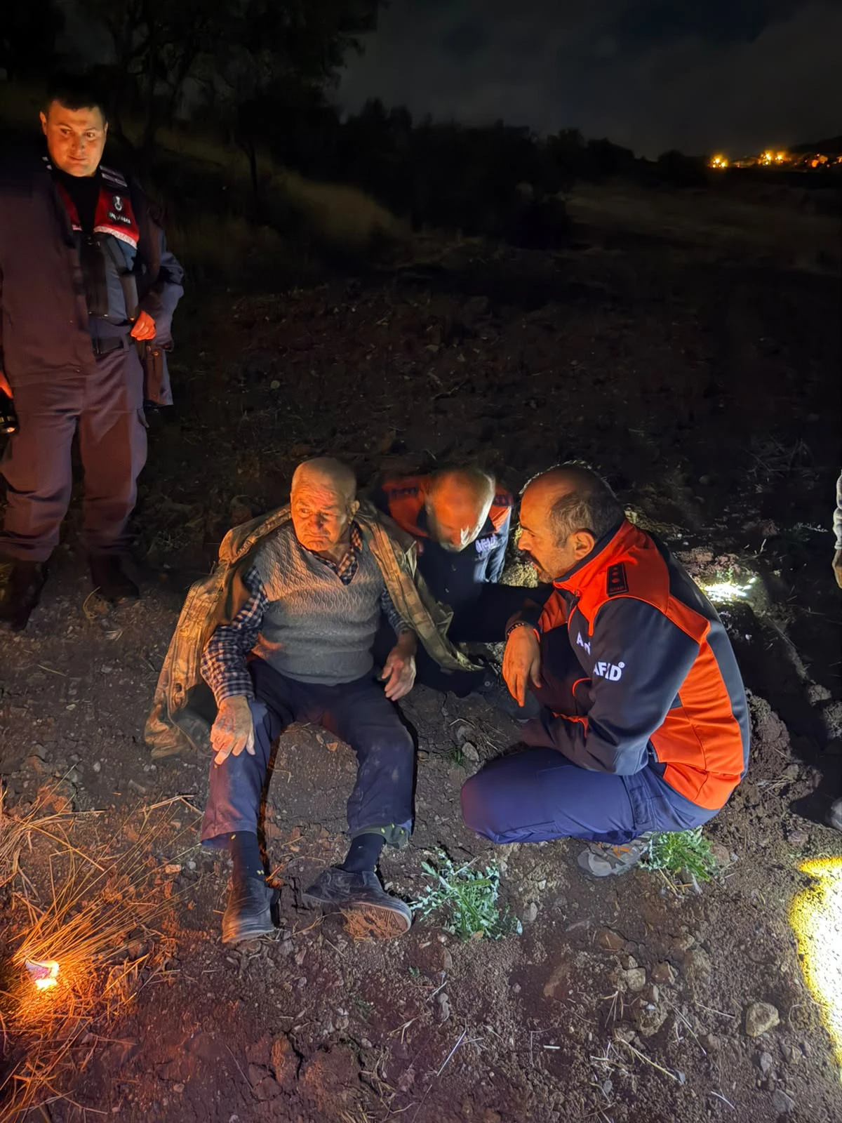Evden &ccedil;ıktıktan sonra kayboldu, dağda uyurken bulundu