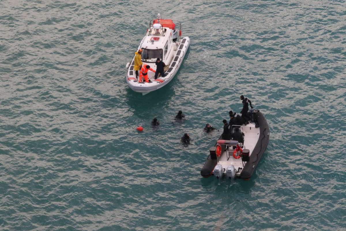 Falezlerden denize düşen otomobil, mıknatısla aranıyor 