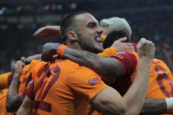 Galatasaray Marsilya takımını 4-2 mağlup ederek gruptan &ccedil;ıkmayı garantiledi