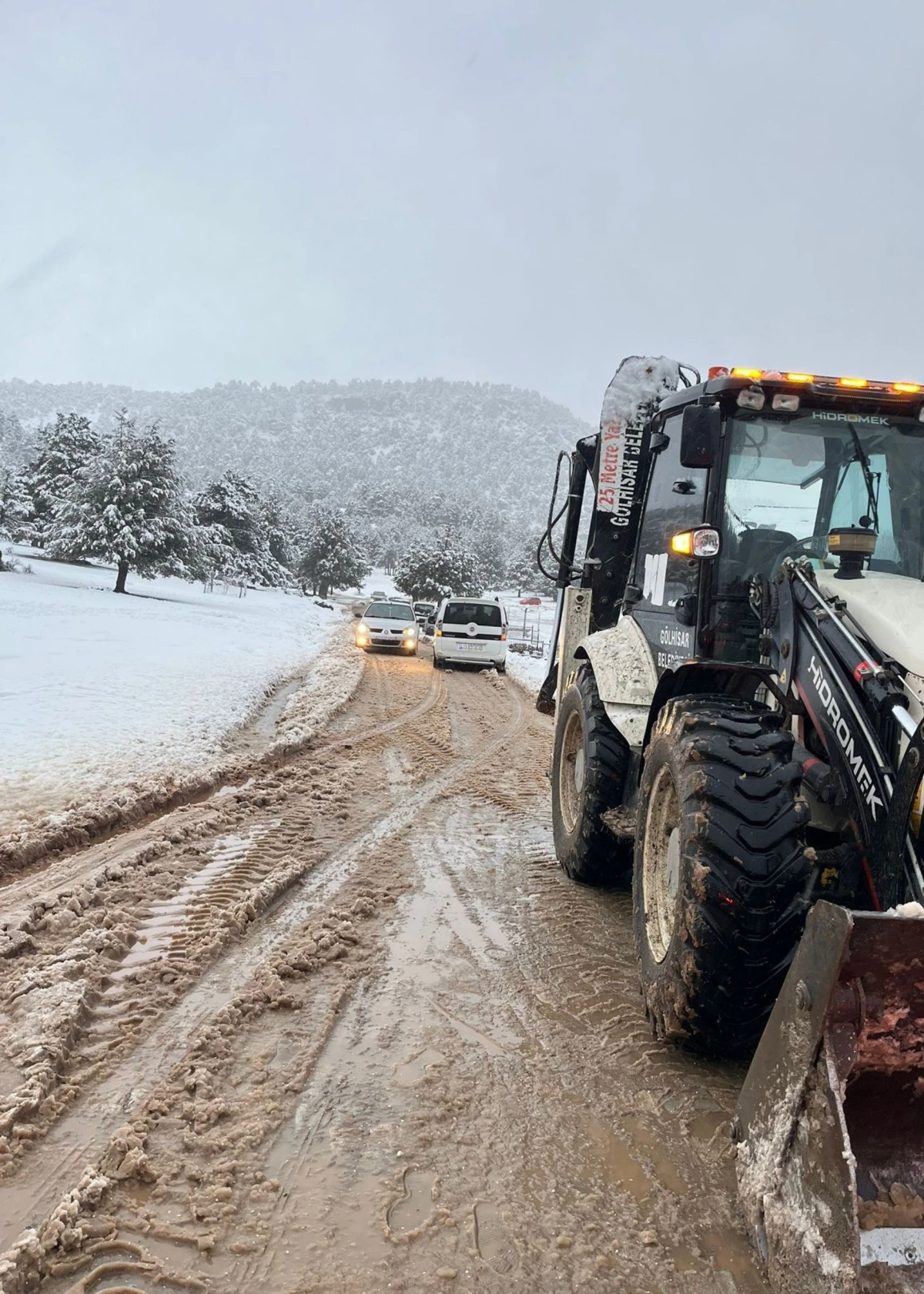 G&ouml;lhisar ve &Ccedil;avdır&rsquo;da kar nedeniyle mahsur kalan vatandaşlar kurtarıldı