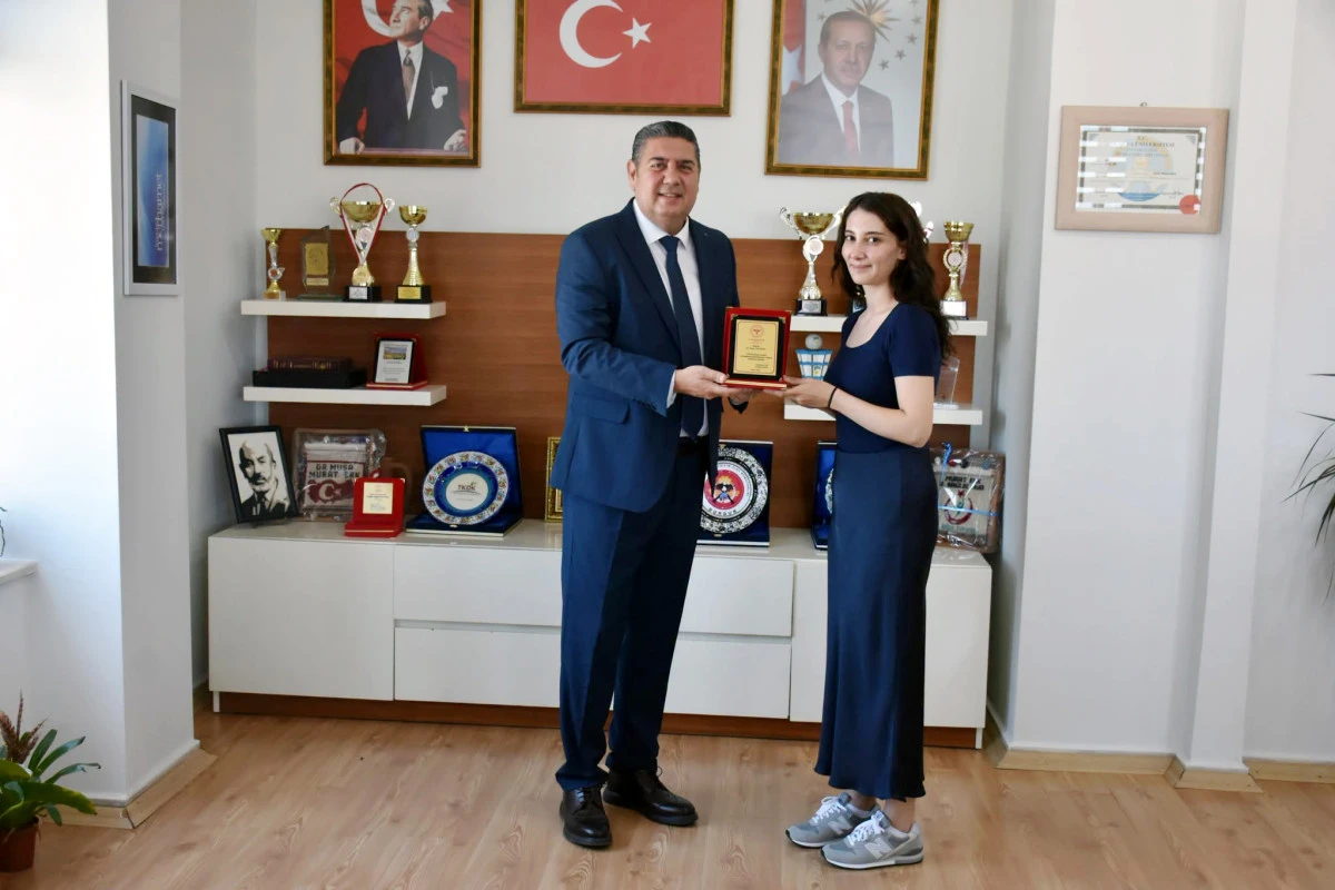 G&ouml;revden ayrılan başhekimlere teşekk&uuml;r plaketi