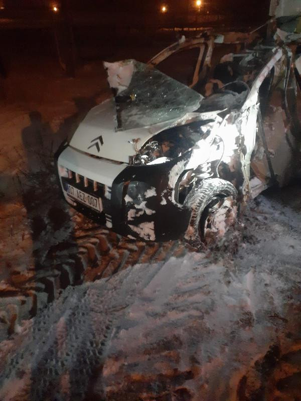 Hafif ticari araç, kar küreme aracıyla çarpıştı: 3 ölü