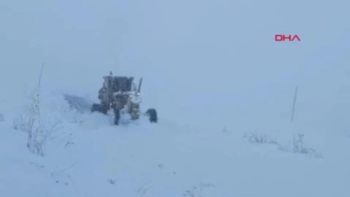 Hakkari’de kardan kapanan 30 köy ve mezra yolu ulaşıma açıldı