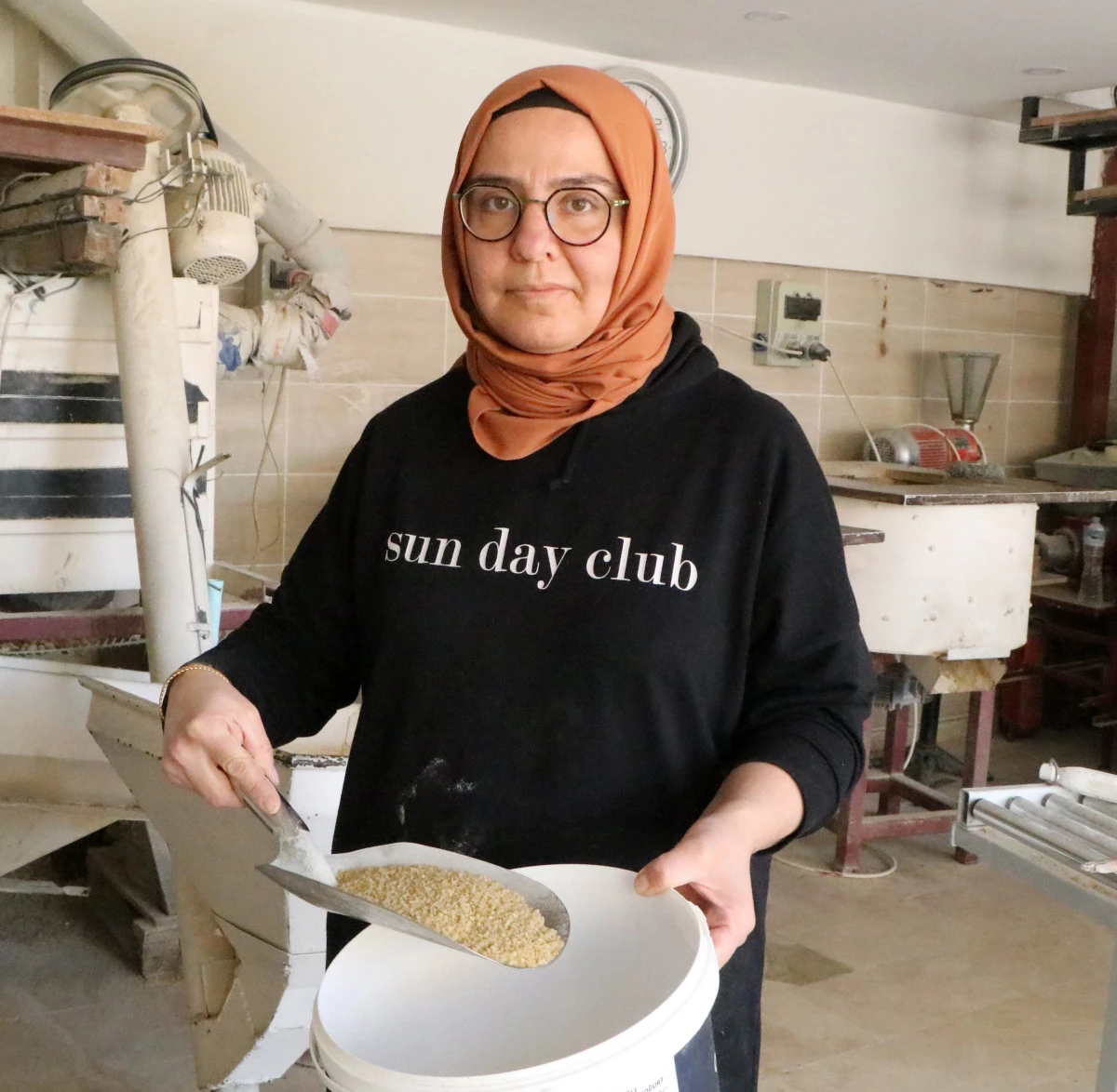 İki &ccedil;ocuk annesi, baba yadigarı 'ekmek teknesi' değirmeni 15 yıldır işletiyor