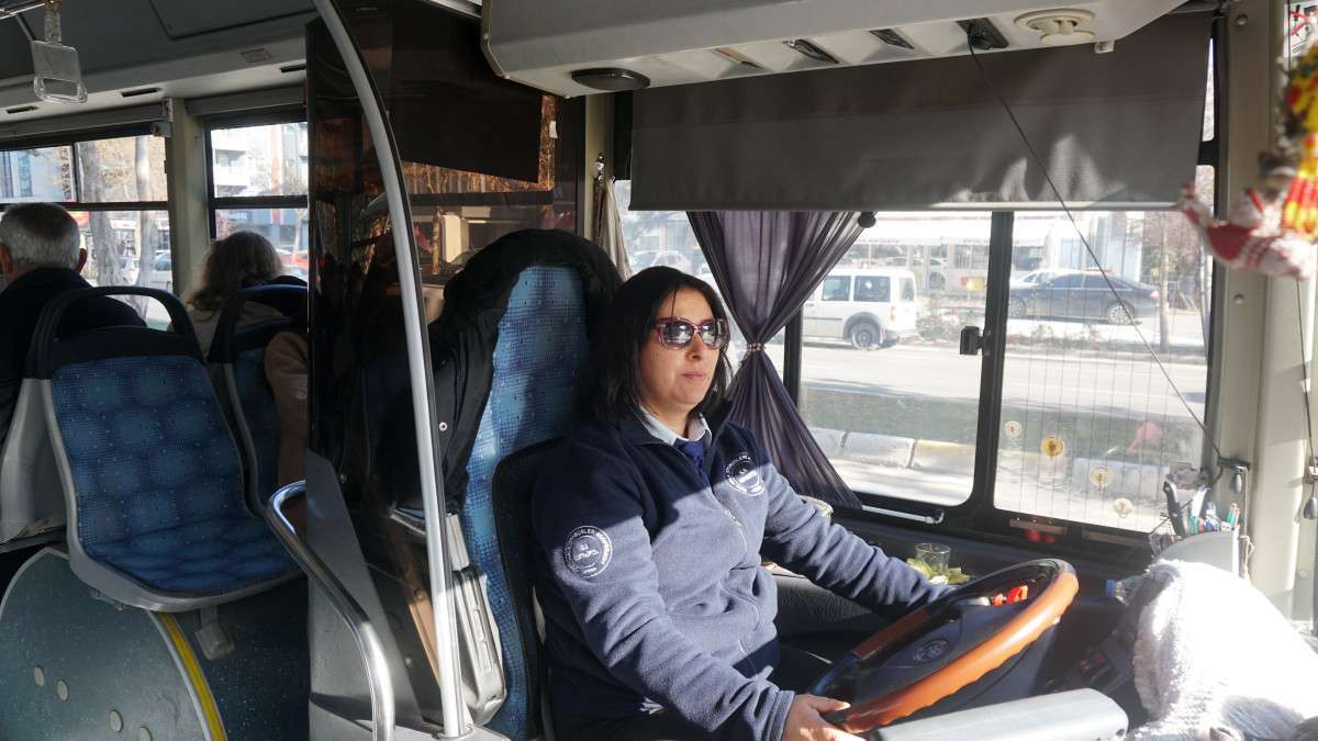 İki çocuk annesi, hayalini gerçekleştirip otobüs şoförü oldu