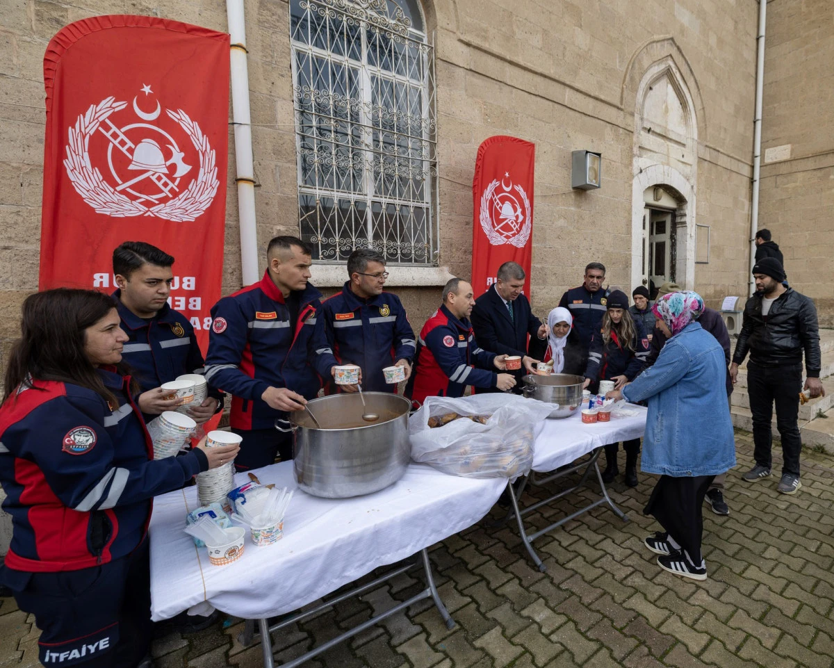 İtfaiyeciler &ccedil;orba dağıttı