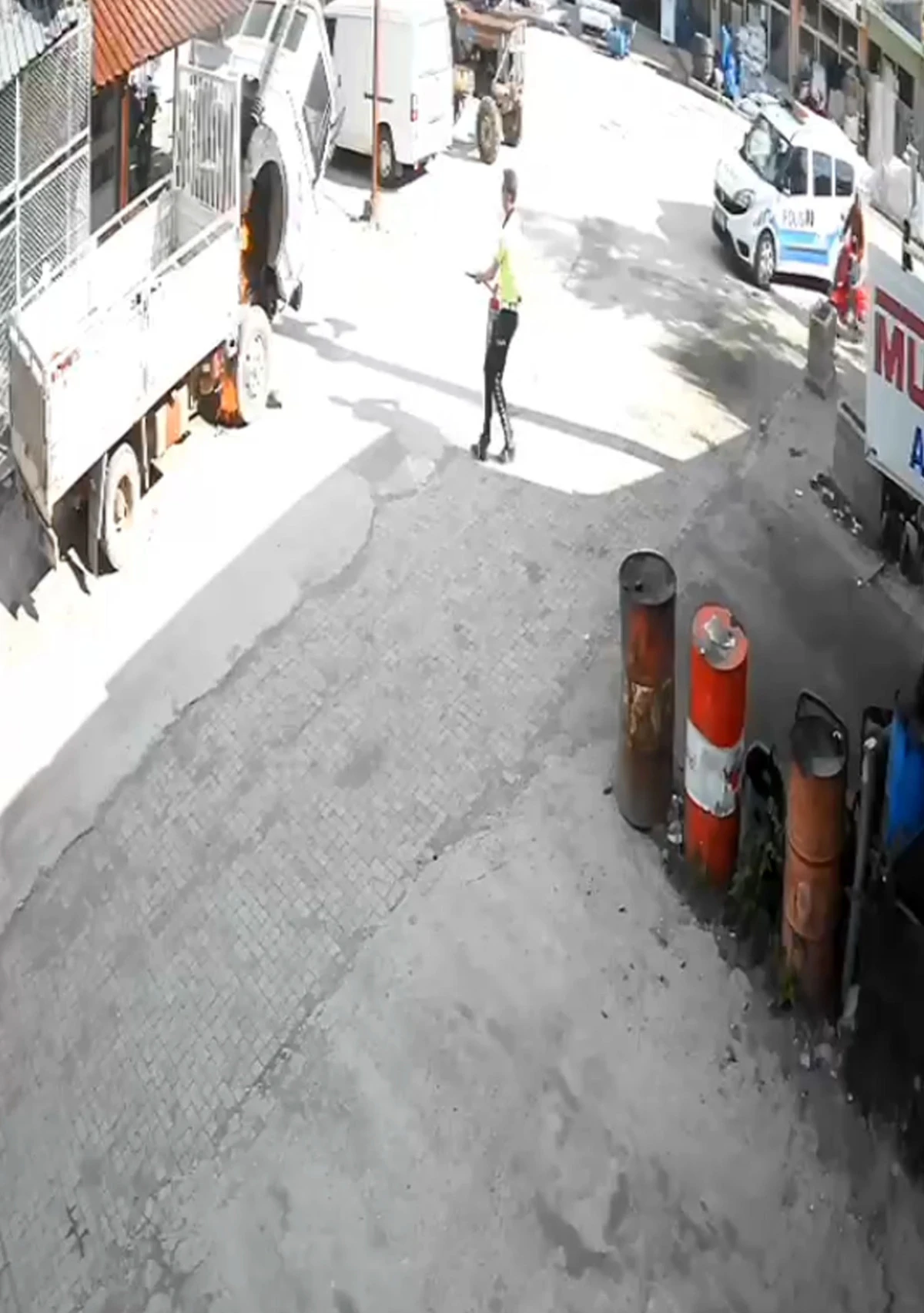 Kamyonette başlayan yangını polis s&ouml;nd&uuml;rd&uuml;