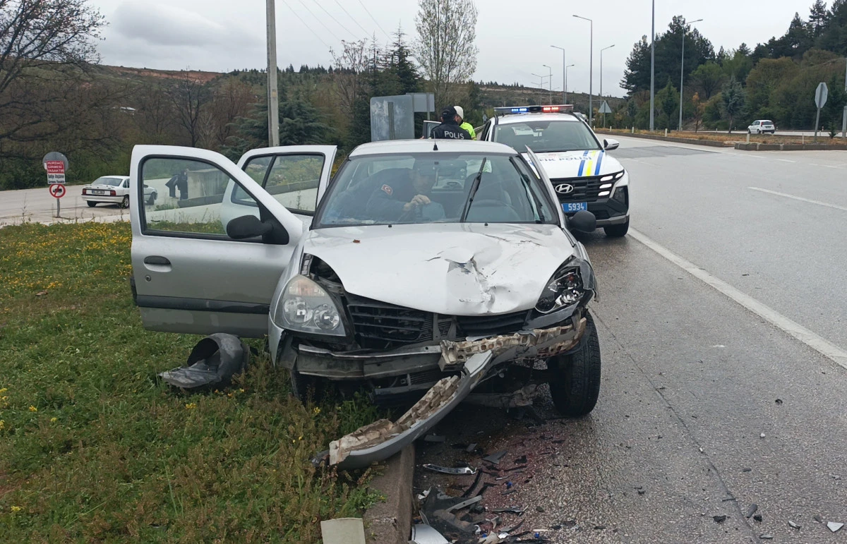 Kavşakta iki otomobil &ccedil;arpıştı: 2 yaralı