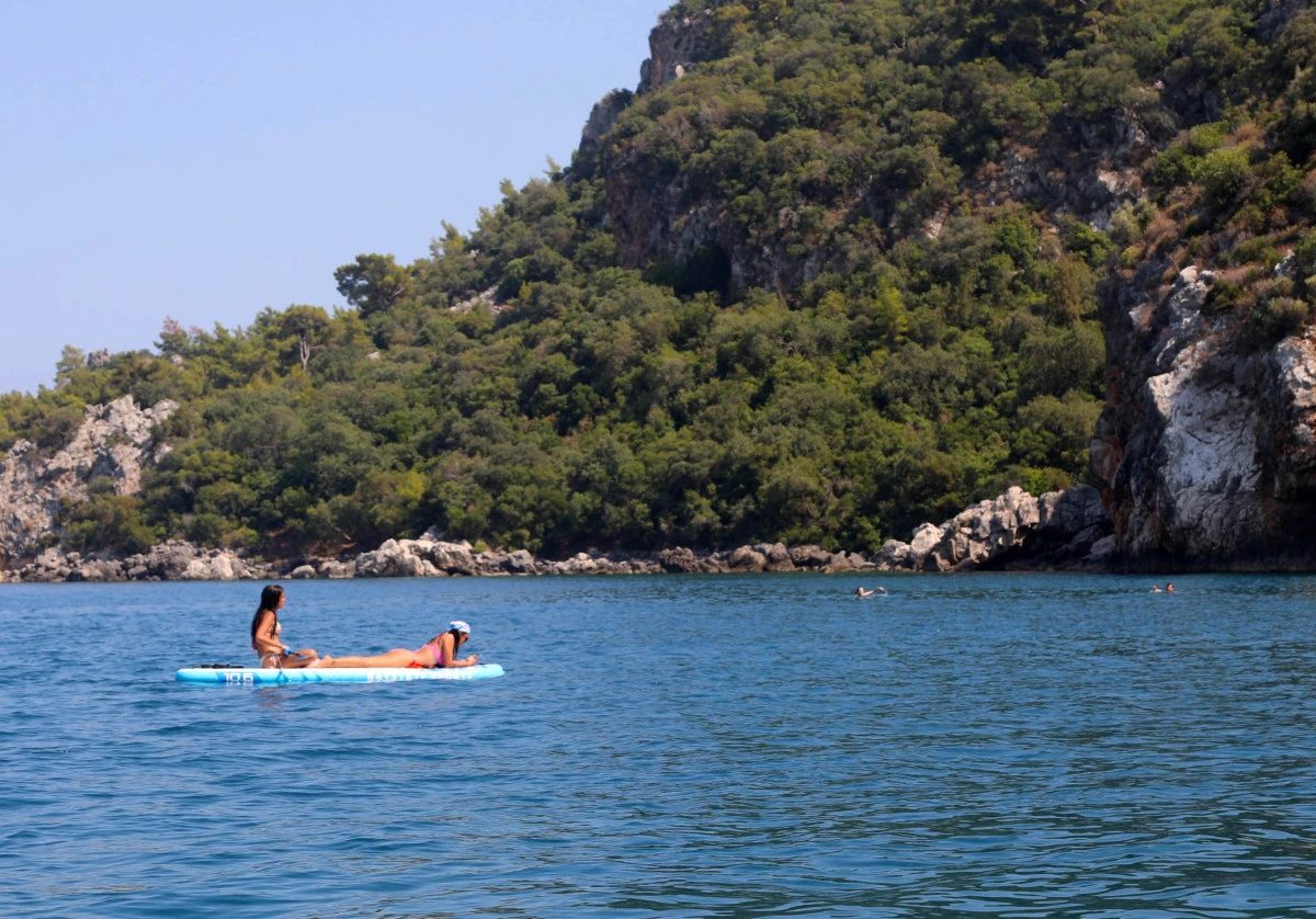 Kemer, 2025'te n&uuml;fusunun 90 katını ağırladı