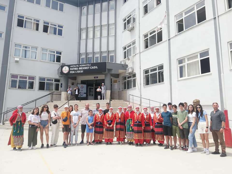 KORKUTELİ FATMA-MEHMET CADIL FEN LİSESİ, ROMANYA’DAN GELEN MİSAFİRLERİNİ AĞIRLADI