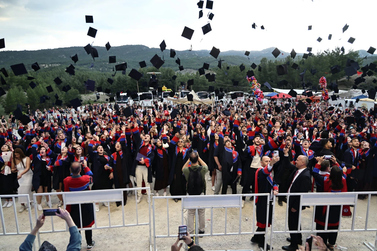 MAK&Uuml; G&Ouml;LHİSAR YERLEŞKESİ&rsquo;NDE MUHTEŞEM MEZUNİYET T&Ouml;RENİ: 1.200 &Ouml;ĞRENCİ KEP FIRLATTI