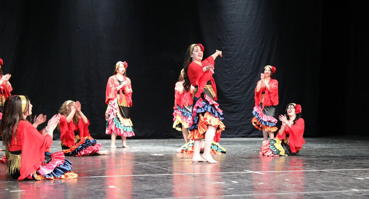 MAK&Uuml; HALK OYUNLARI EKİBİ &Uuml;NİVERSİTELER ARASI FESTİVALDE SAHNE ALDI