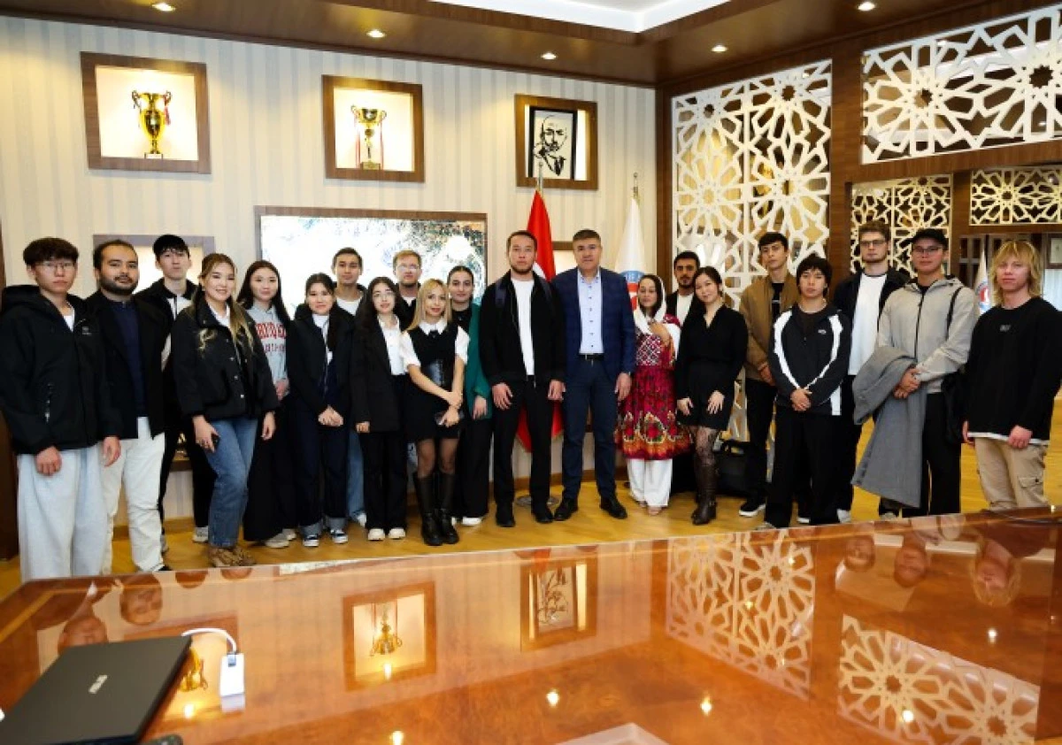 MAK&Uuml; REKT&Ouml;R&Uuml; DALGAR ULUSLARARASI &Ouml;ĞRENCİLERLE BULUŞTU: "SİZLER BİZE EMANETSİNİZ"