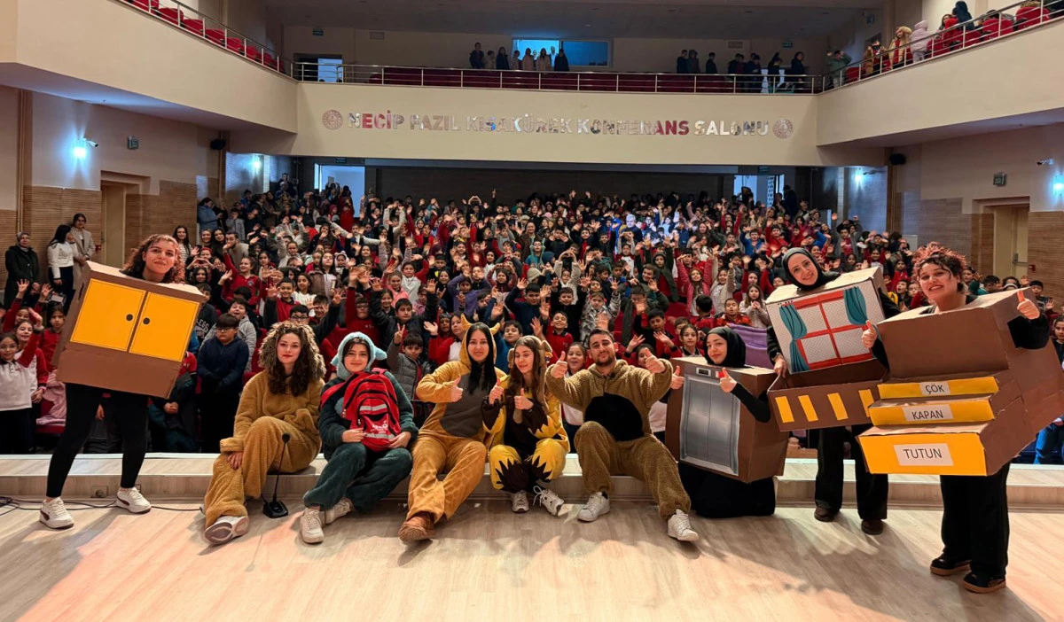 &Ouml;ğrencilere tiyatro oyunuyla eğitim