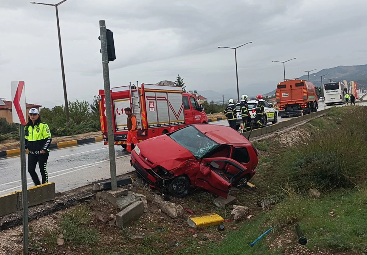 Otob&uuml;sle &ccedil;arpışan otomobildeki karı- koca polis memurları yaralandı