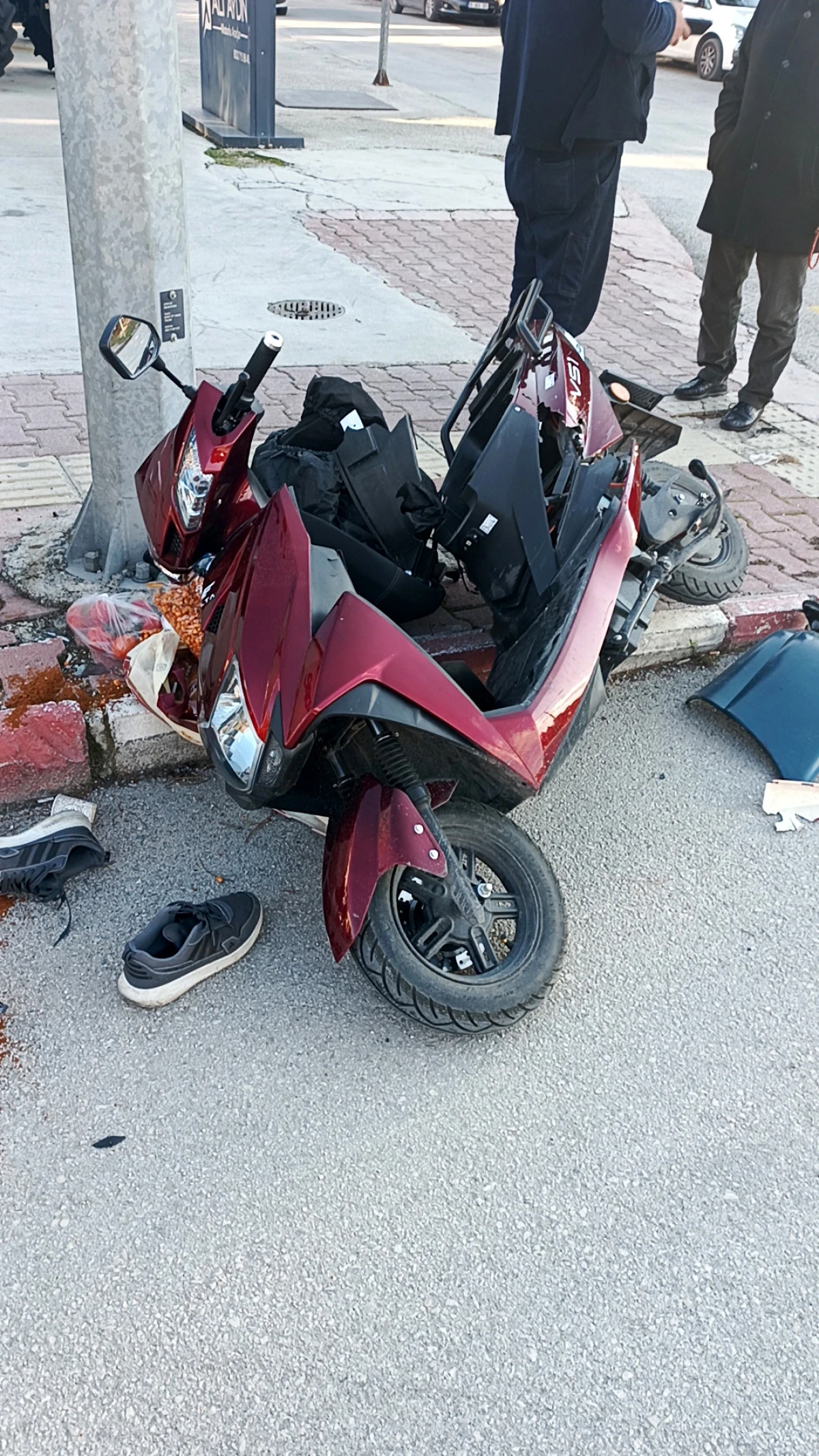 Otomobille &ccedil;arpışan motosikletin s&uuml;r&uuml;c&uuml;s&uuml; yaralandı