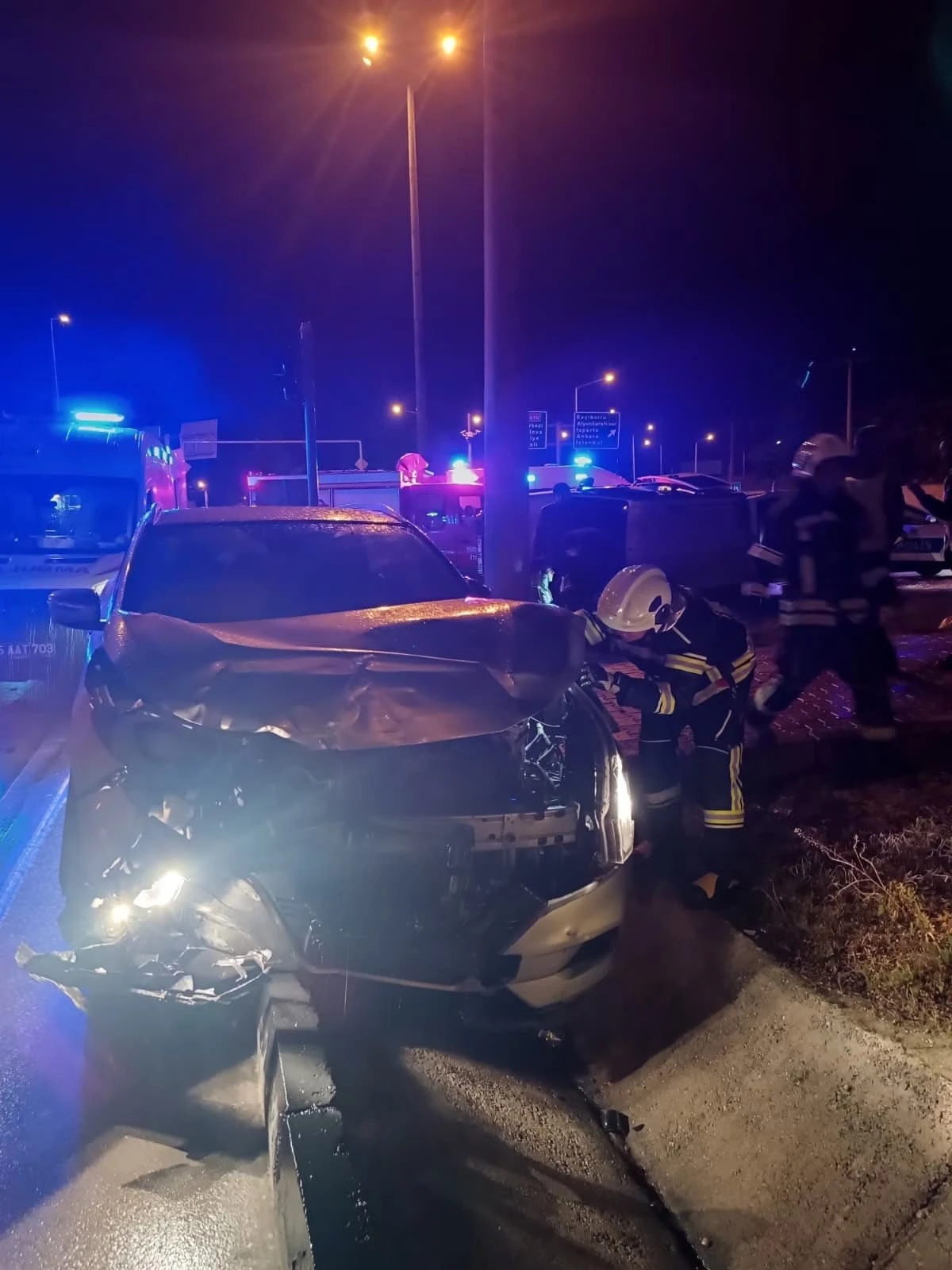 Otomobiller &ccedil;arpıştı: 1 &ouml;l&uuml;, 5 yaralı