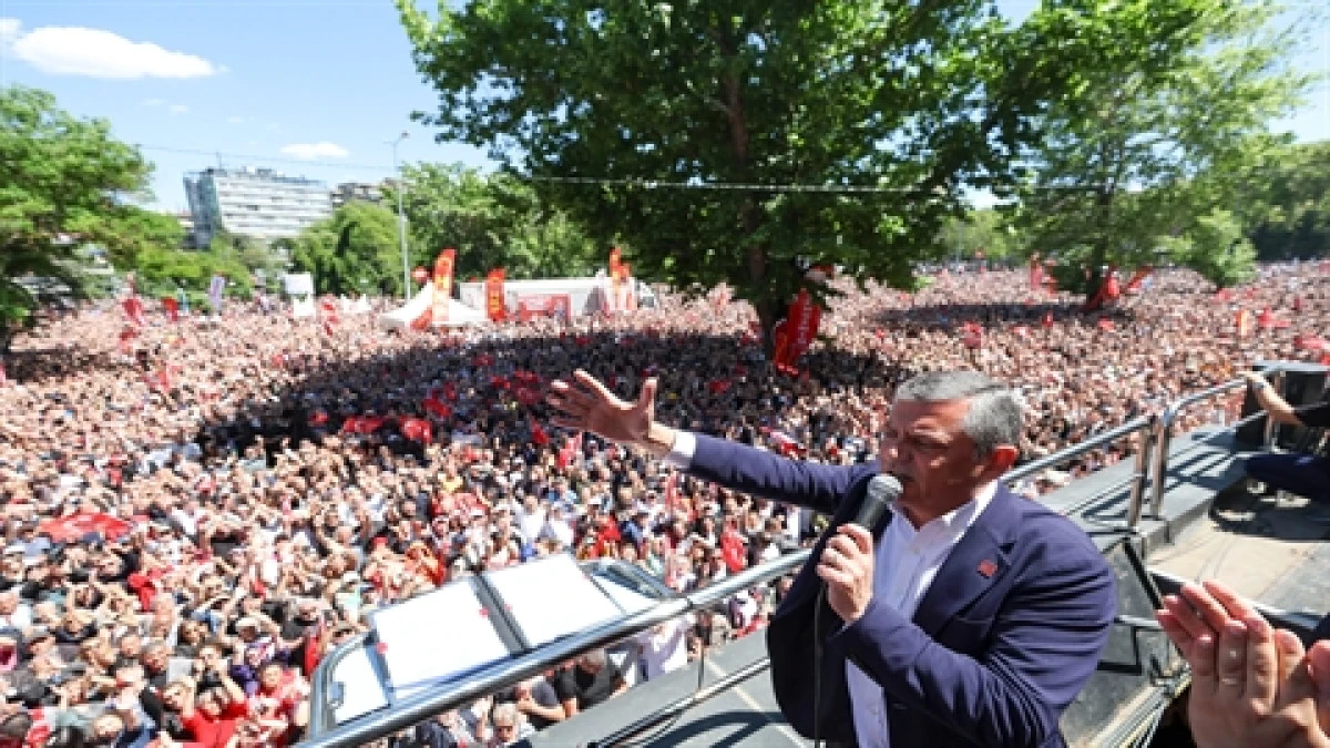 &Ouml;zg&uuml;r &Ouml;zel: Derhal kurultay yapın, partiyi se&ccedil;ilmiş bir genel başkana kavuşturun