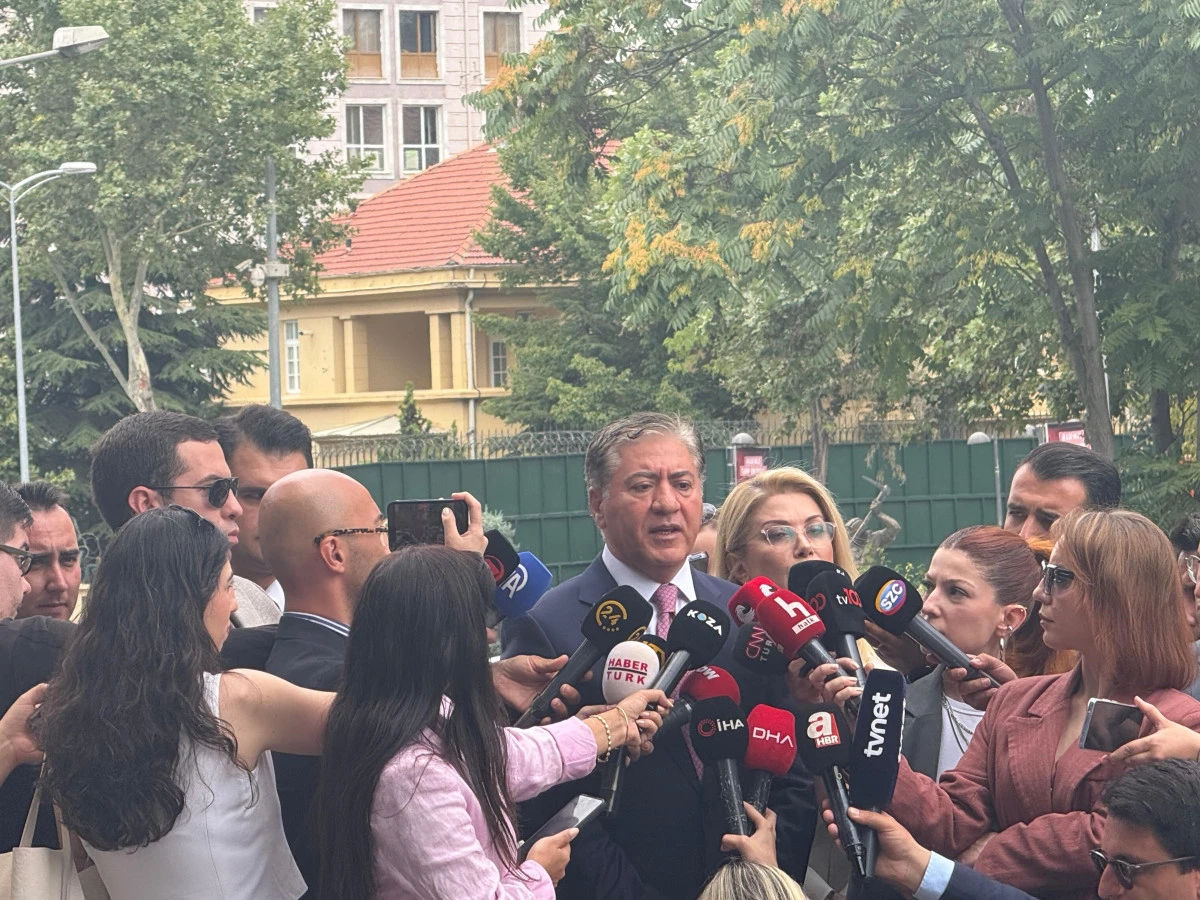 &Ouml;zg&uuml;r &Ouml;zel'in partisinin adı 'Yeni Parti' oldu