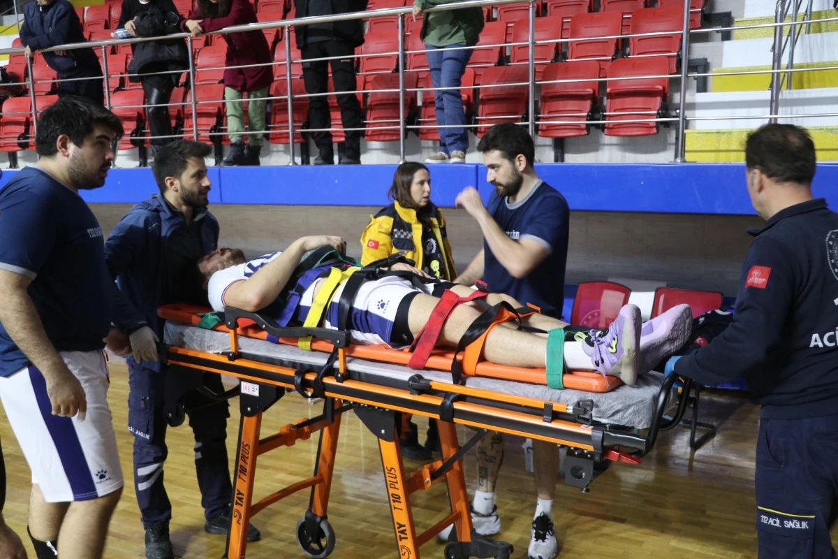 Rakibiyle &ccedil;arpışan hentbolcu hastaneye g&ouml;t&uuml;r&uuml;ld&uuml;