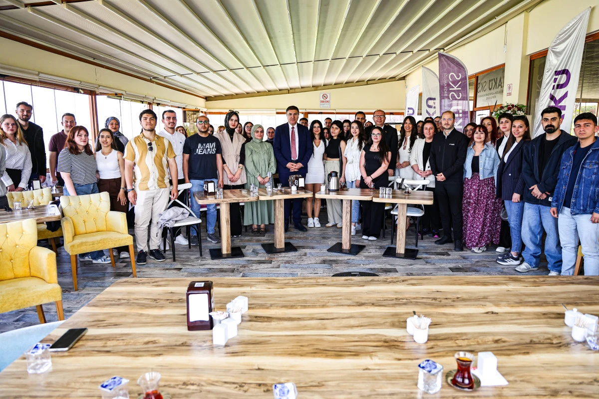 REKT&Ouml;R DALGAR &ldquo;BİLİM KAFE&rdquo;DE &Ouml;ĞRENCİLERLE BULUŞTU: "MERKEZDE İNSAN VAR"