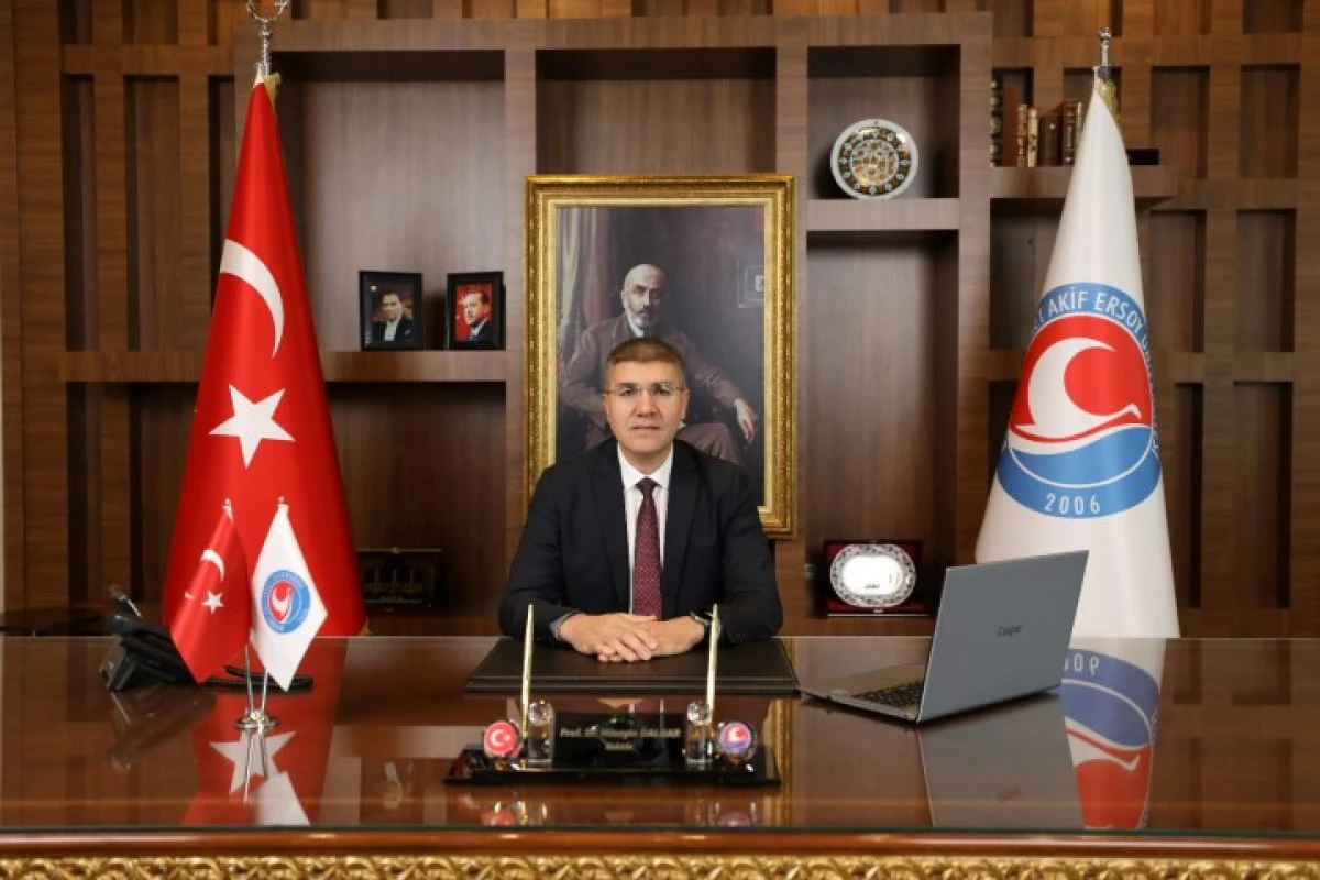 Rekt&ouml;r Dalgar: "İstikl&acirc;l Marşı, milletimizin h&uuml;rriyet iradesini ebed&icirc;leştiren mill&icirc; mutabakat metnidir"