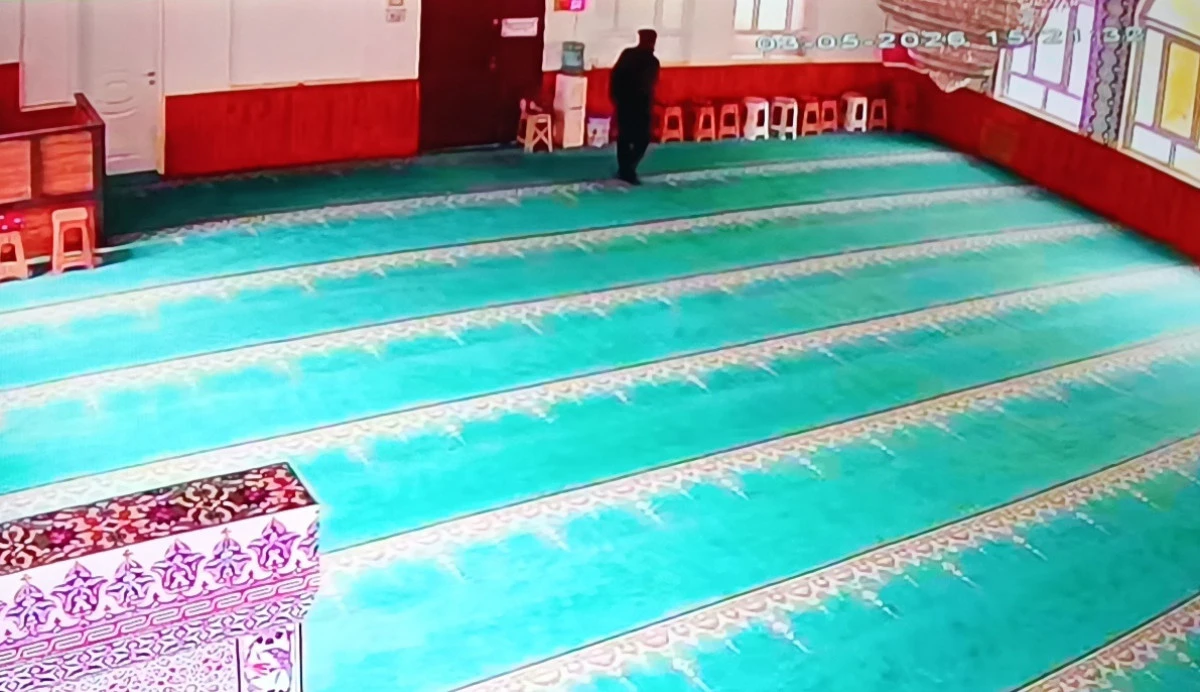 Sadaka kutusundaki paraları &ccedil;alıp ka&ccedil;tı