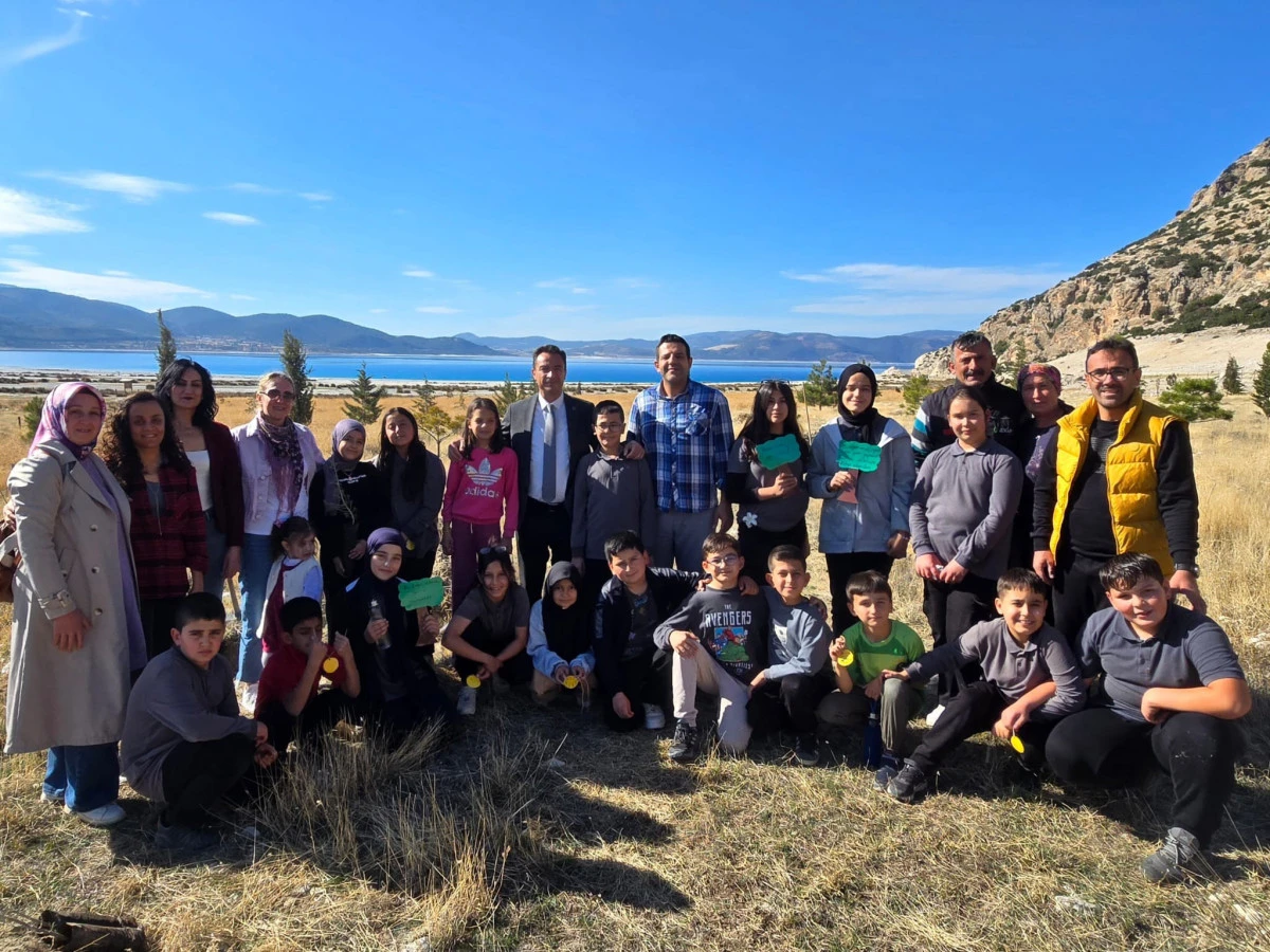 Salda Gölü kıyısına fidan dikildi