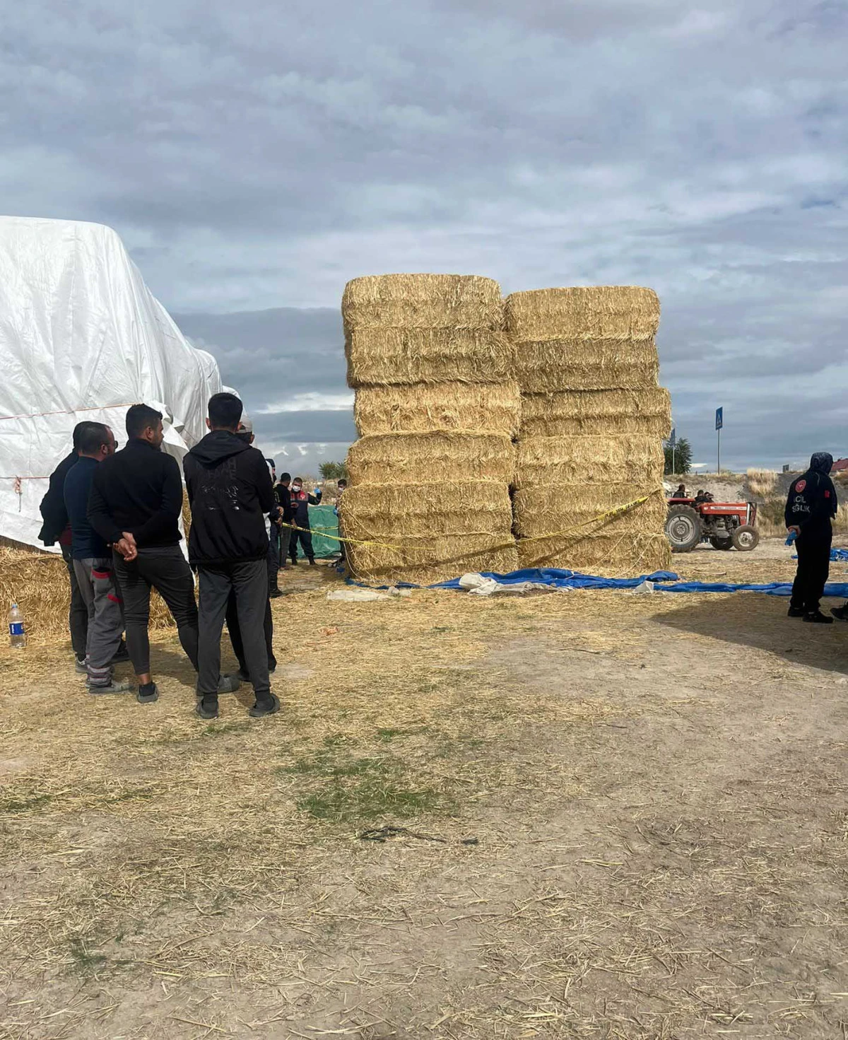 Saman balyasının altında kalıp öldü